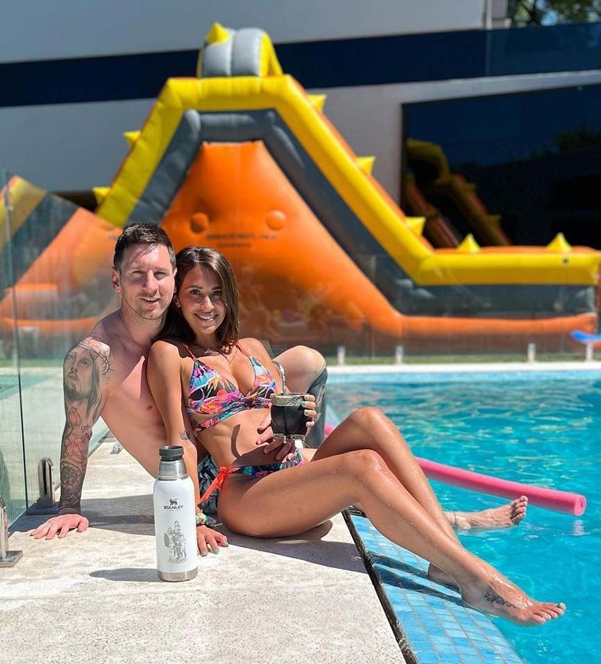 ৩. রোসারিওতে ম্যানশন (Mansion in Rosario)
ডেইলি মেইল এবং দ্য সান অনুসারে, মেসি এই বছরের শুরুতে তাঁর নিজের শহর আর্জেন্টিনার রোসারিওতে একটি ম্যানশন তৈরি করার জন্য ৩মিলিয়ন (প্রায় ৩০ কোটি) খরচ করেন। বাড়িটি তৈরি হতে তিন বছর সময় লেগেছে এবং এতে ২০ থেকে ২৫টি ঘর, একটি অত্যাধুনিক জিম, একটি সিনেমা হল, সুইমিং পুল এবং ১৫টি গাড়ি রাখার মতো একটি আন্ডারগ্রাউন্ড গ্যারেজ রয়েছে।